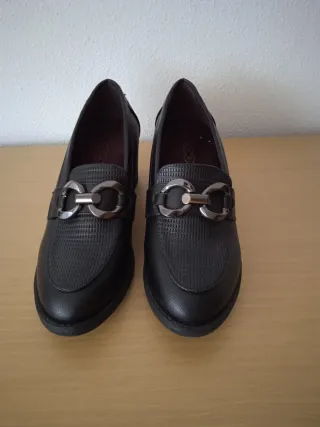 Zapatos negros de tacón con cadena