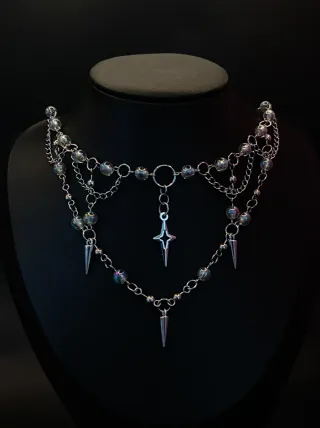 Collar artesanal con abalorios y picos