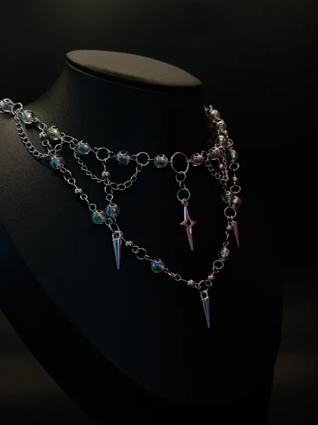 Collar artesanal con abalorios y picos