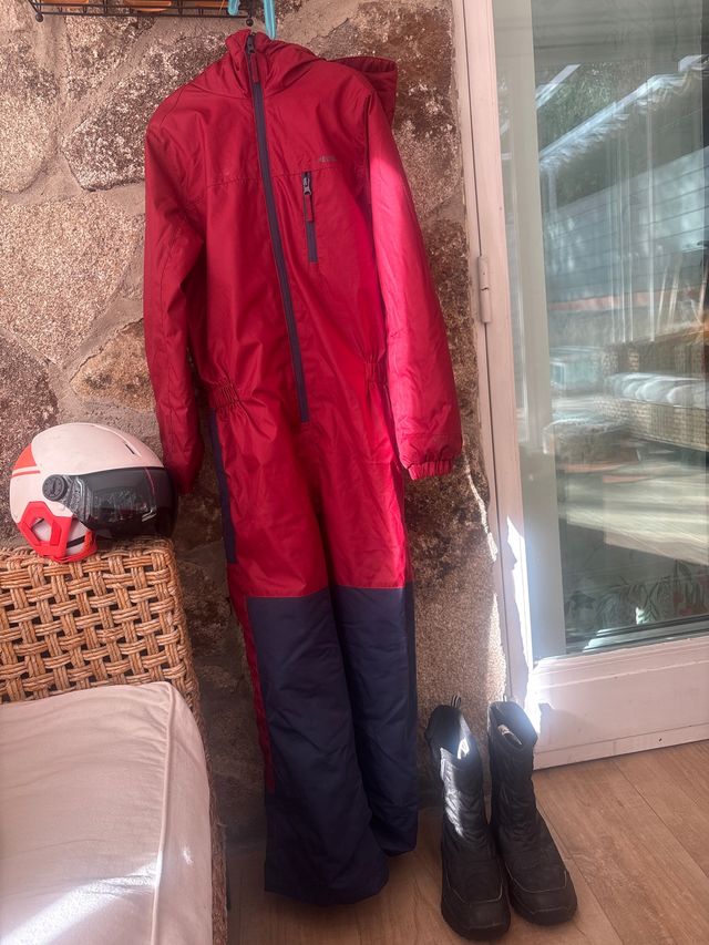 Mono de esquí, casco y botas