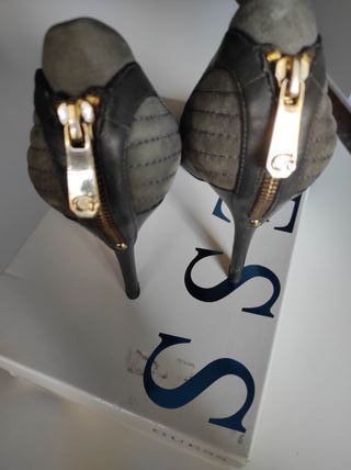 Zapatos tacón Guess gris oscuro talla 39