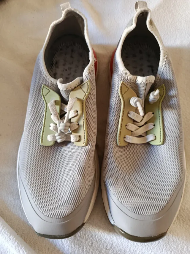 Zapatillas deportivas grises y rojas