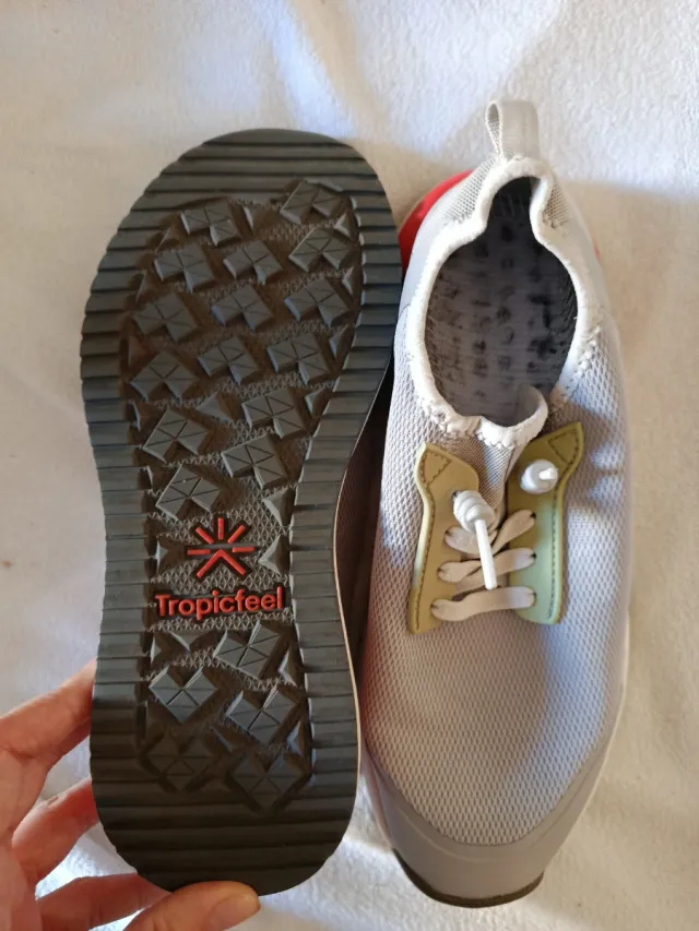 Zapatillas deportivas grises y rojas