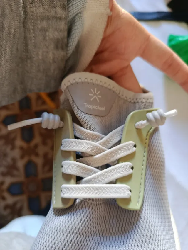 Zapatillas deportivas grises y rojas