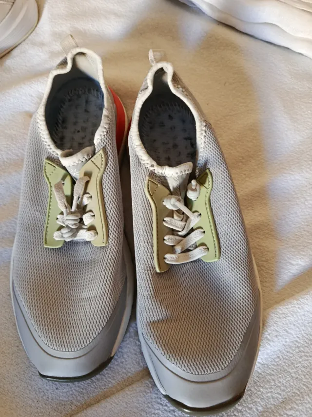 Zapatillas deportivas grises y rojas