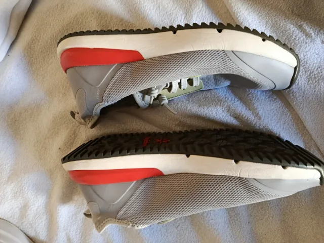 Zapatillas deportivas grises y rojas