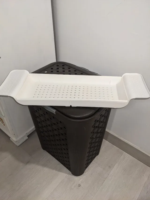 Estantería para bañera blanca .