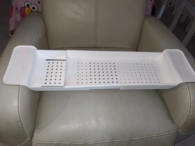 Estantería para bañera blanca .