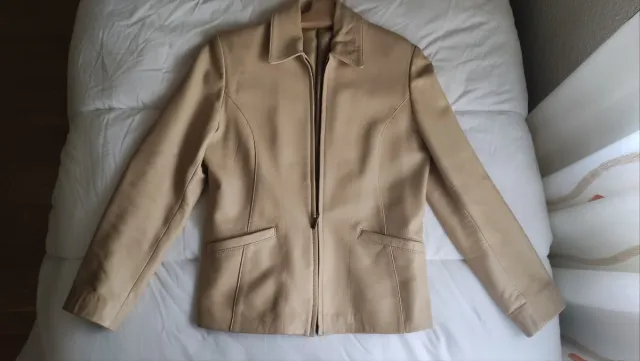 Chaqueta de piel beige hecha a medida en peletería