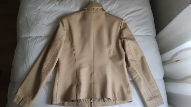 Chaqueta de piel beige hecha a medida en peletería