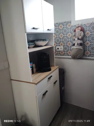 Alacena de cocina blanca y madera