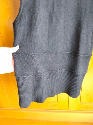 Jersey negro cuello alto sin mangas