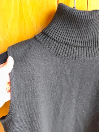 Jersey negro cuello alto sin mangas