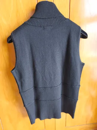 Jersey negro cuello alto sin mangas