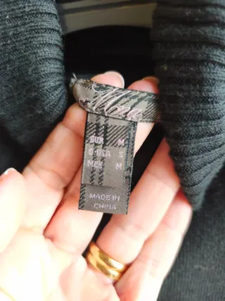 Jersey negro cuello alto sin mangas