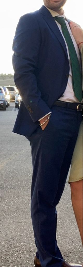 Traje azul con corbata verde