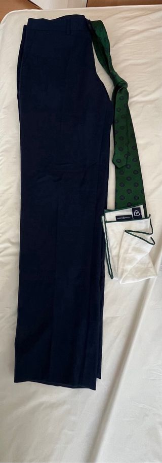 Traje azul con corbata verde