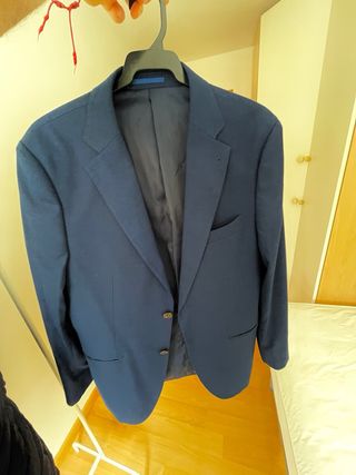 Traje azul con corbata verde