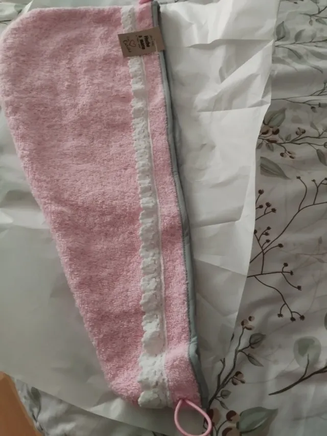 Toalla para el pelo rosa con encaje