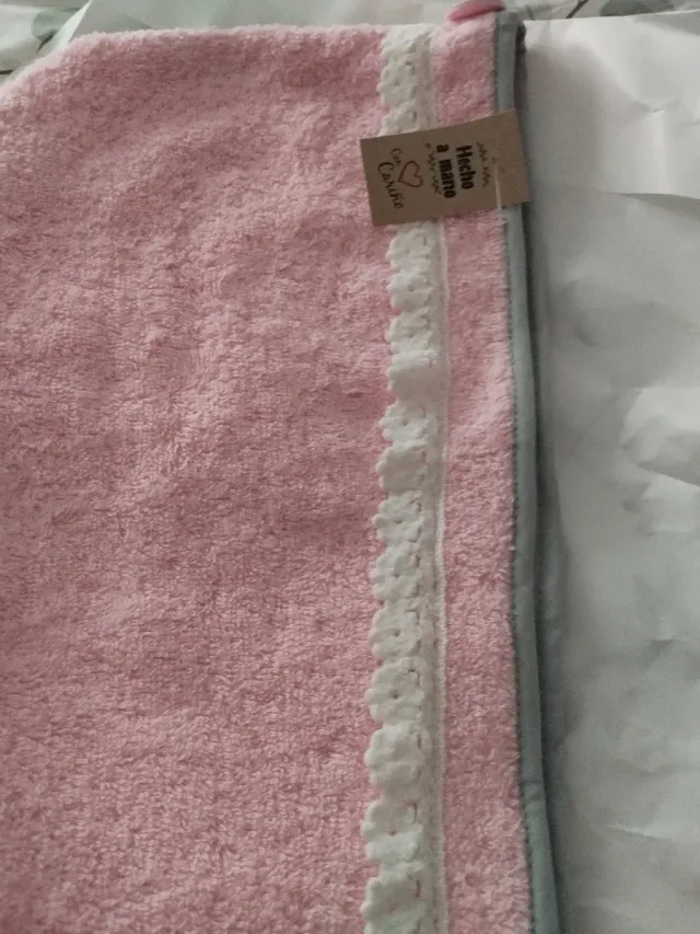 Toalla para el pelo rosa con encaje
