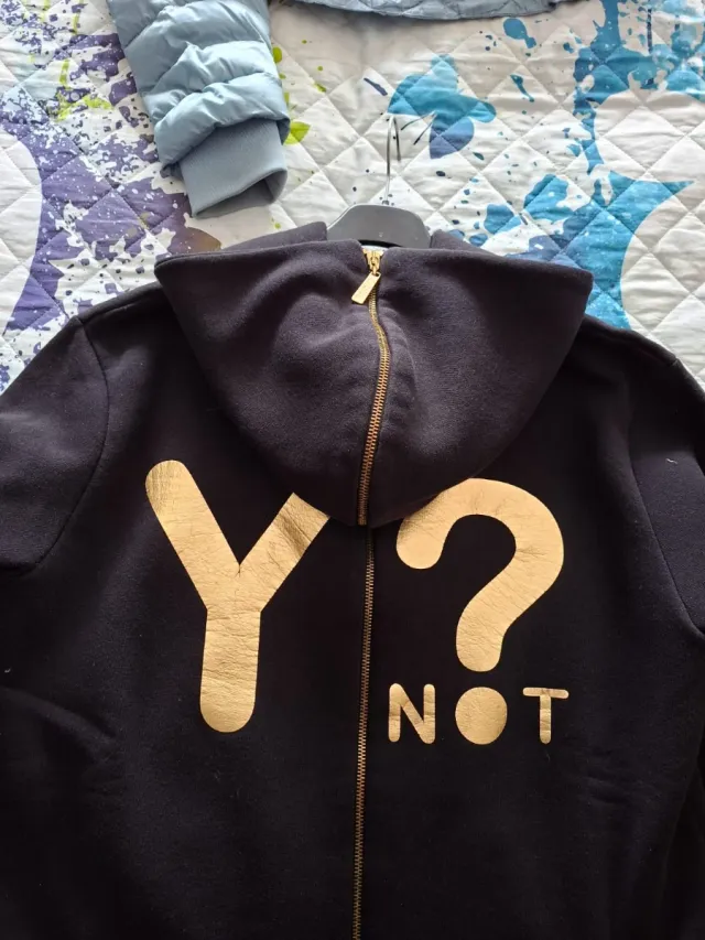 Felpa Ynot donna nera con stampa oro