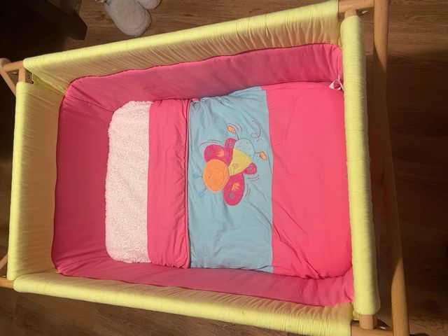 Cuna de bebé rosa y amarilla