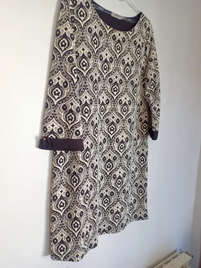 Vestido estampado gris, blanco y negro.