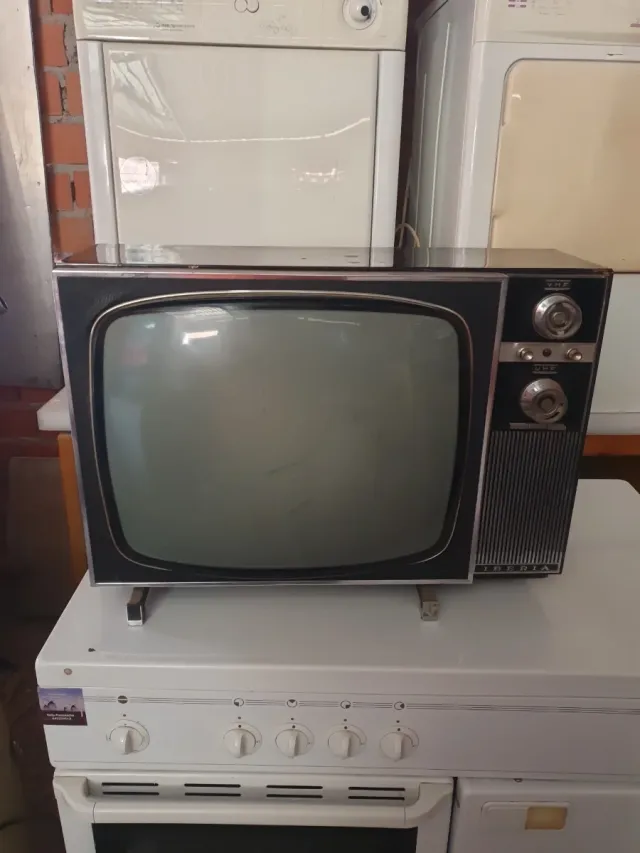 Televisor antiguo blanco y negro