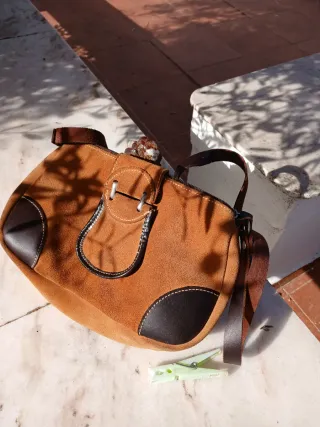 Bolso de piel marrón señora