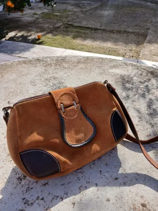 Bolso de piel marrón señora