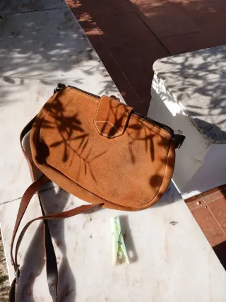 Bolso de piel marrón señora