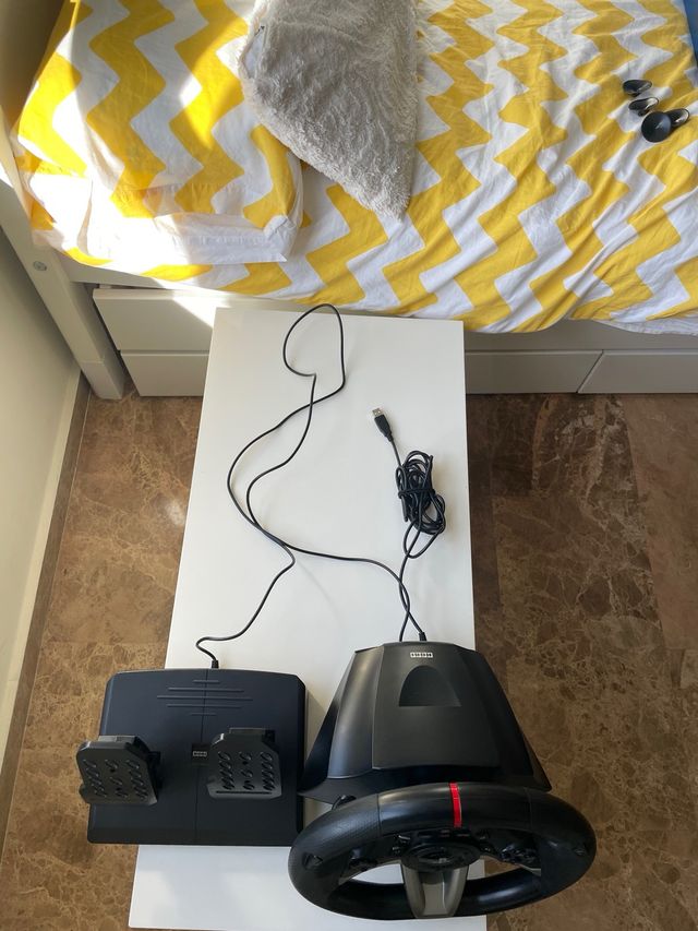 Volante Hori PS4 con Pedales