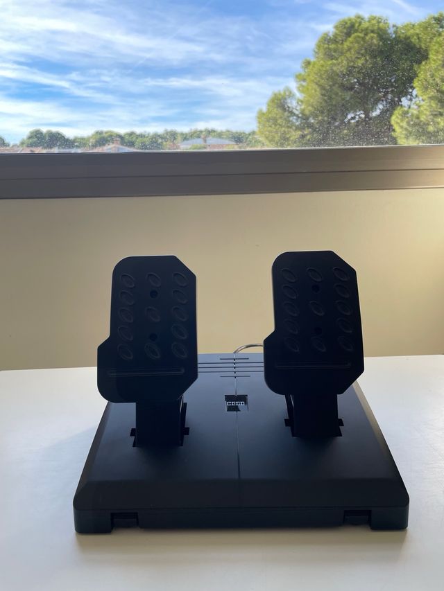 Volante Hori PS4 con Pedales