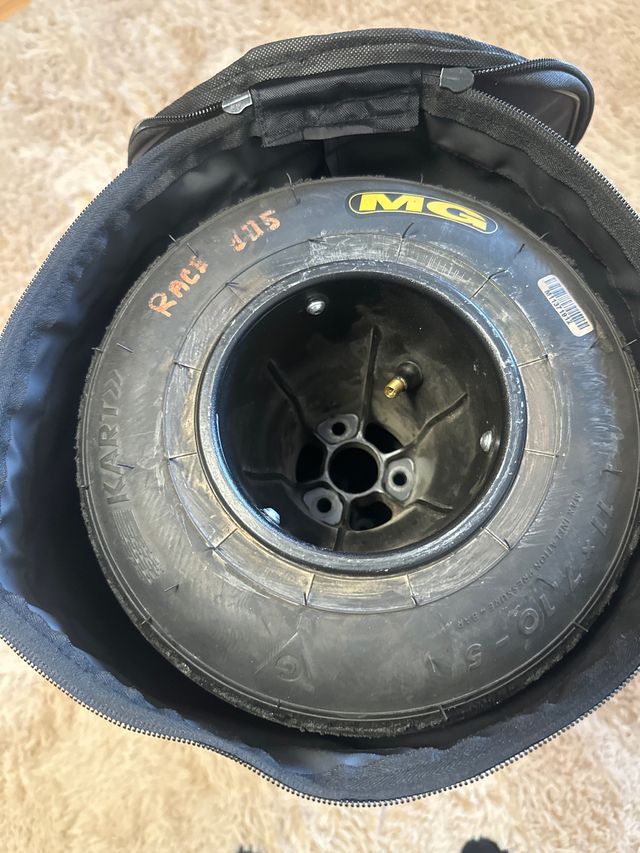 Juego llantas CRG usadas con funda de transporte.