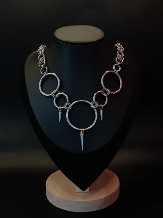 Collar artesanal con púas y aros