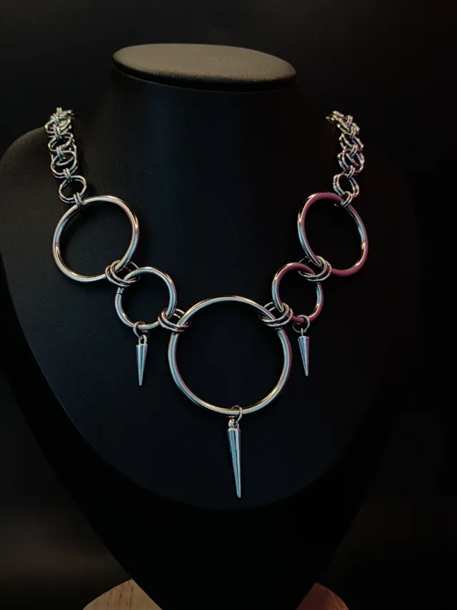 Collar artesanal con púas y aros