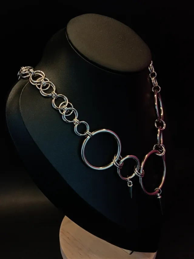 Collar artesanal con púas y aros