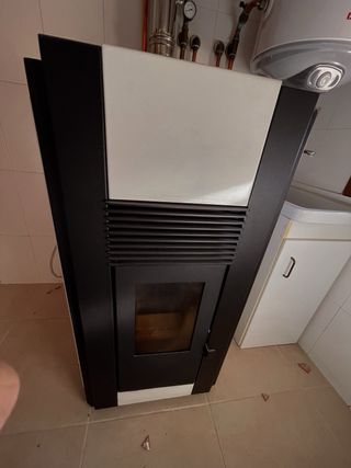 Caldera de pellet negra y blanca