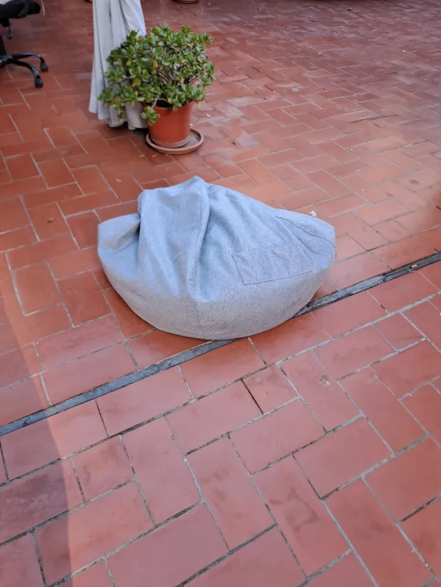 Puff de tela gris para descanso. 1 uso