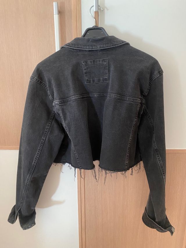 Chaqueta vaquera Pull&Bear negra crop
