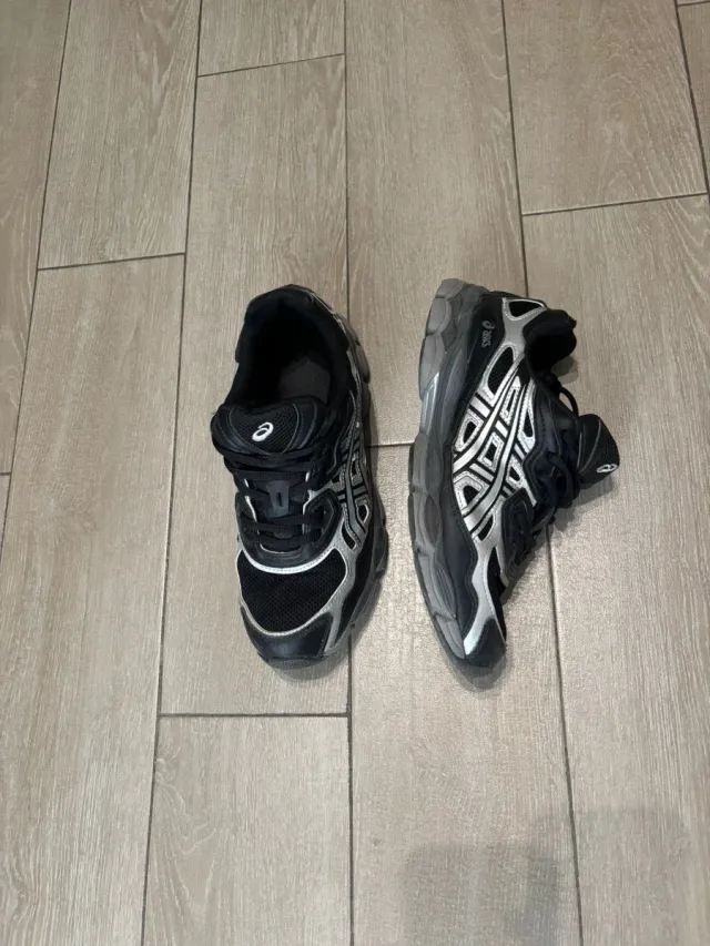 Zapatillas Asics Negras y Grises