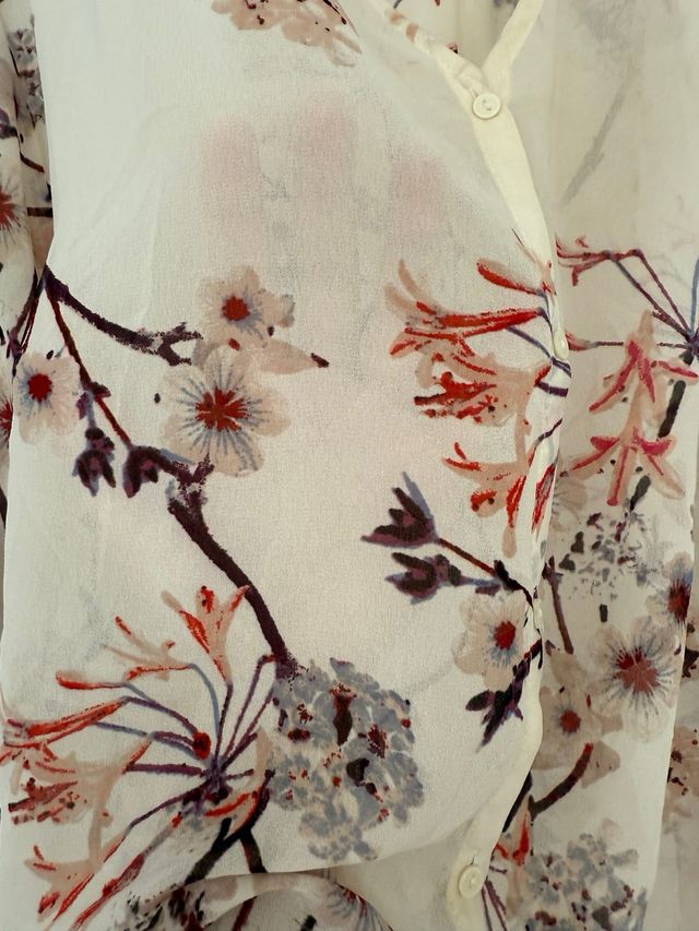 Blusa H&M floral semitransparente