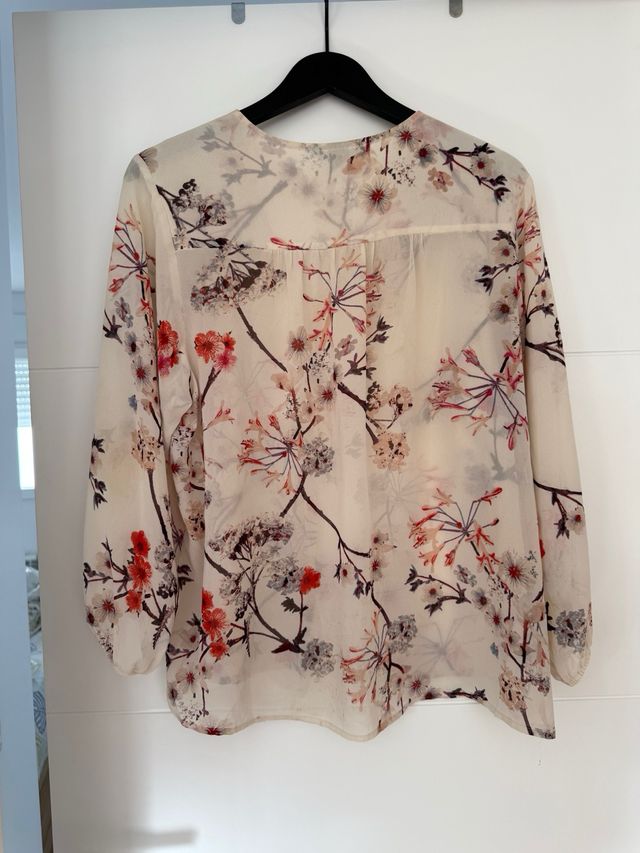 Blusa H&M floral semitransparente