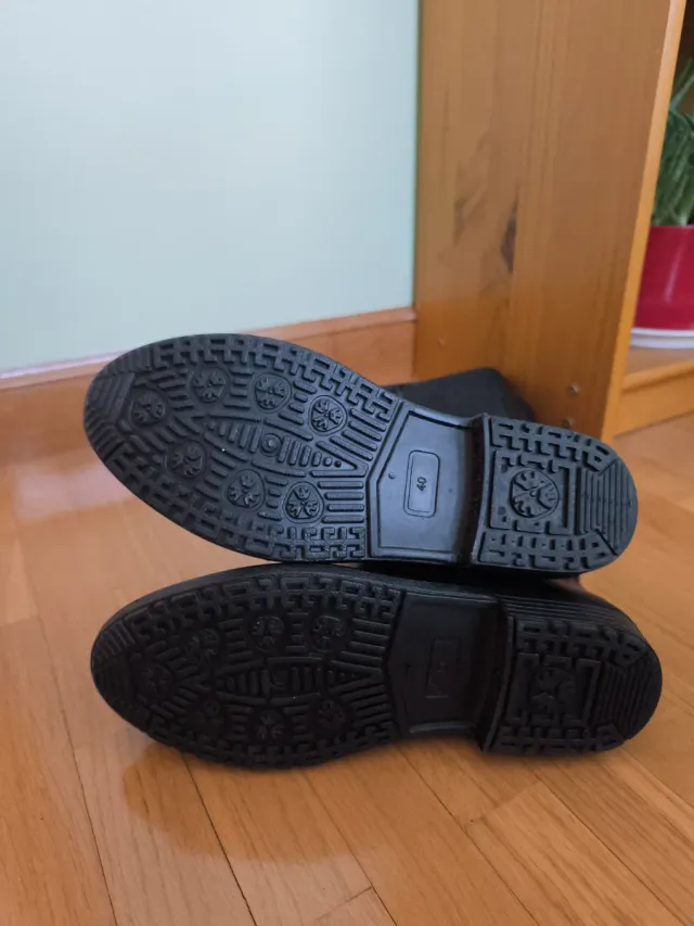 Botas altas negras planas.