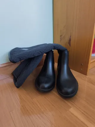 Botas altas negras planas.