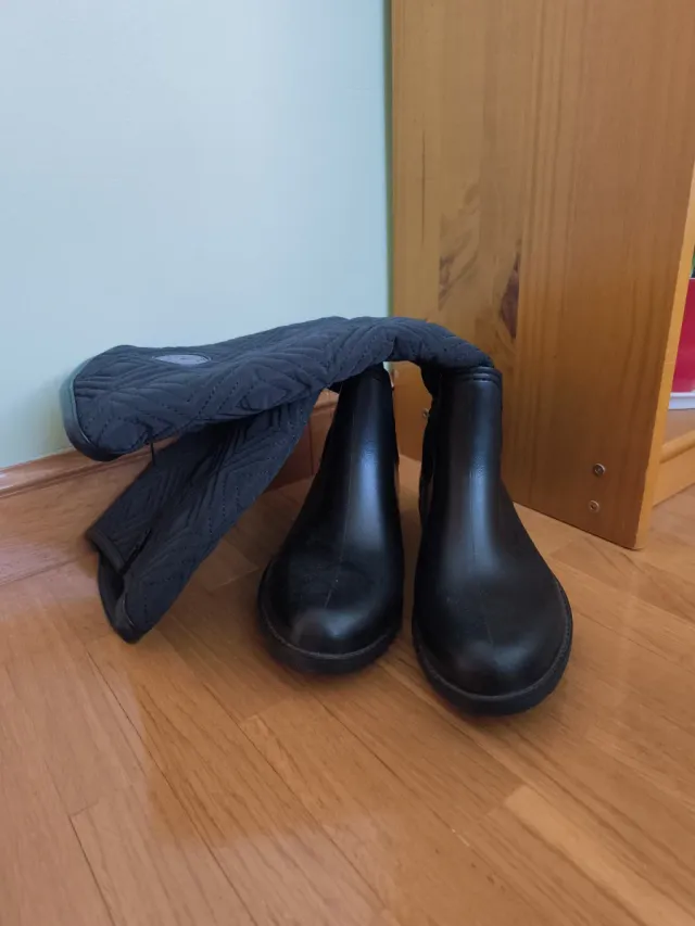 Botas altas negras planas.