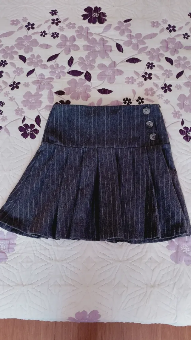 Falda gris oscuro con botones