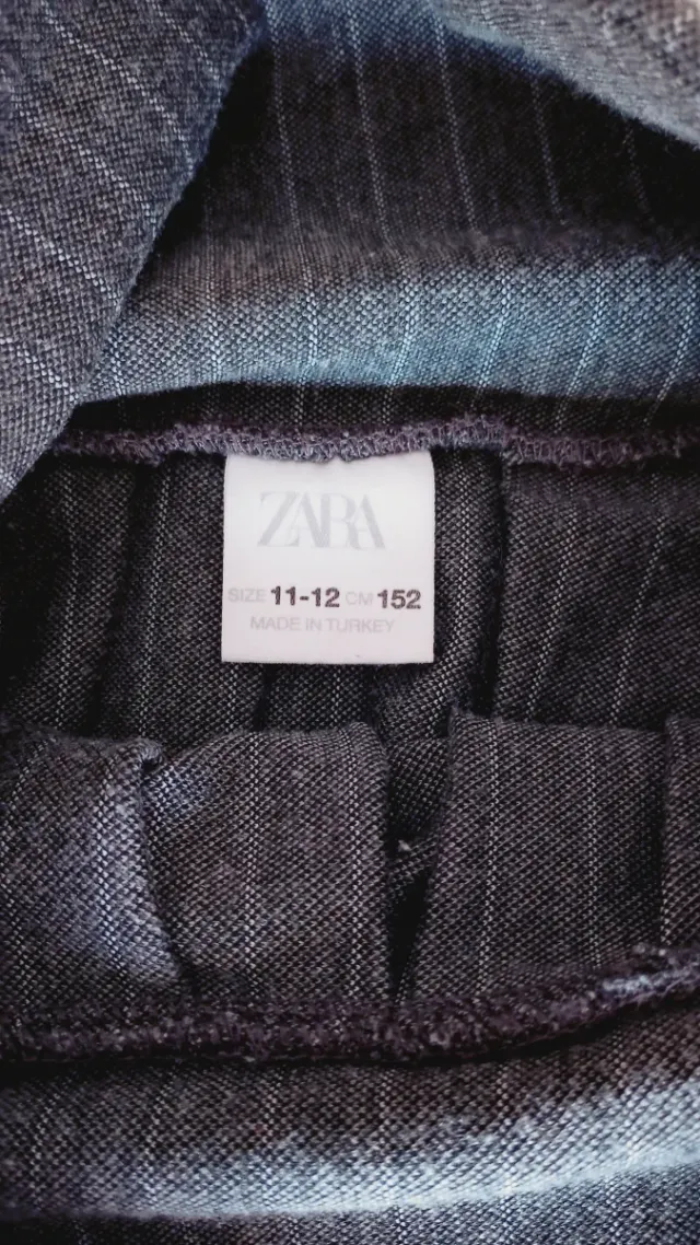 Falda gris oscuro con botones