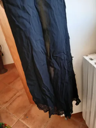 Vestito nero con spalline sottili asimmetrico