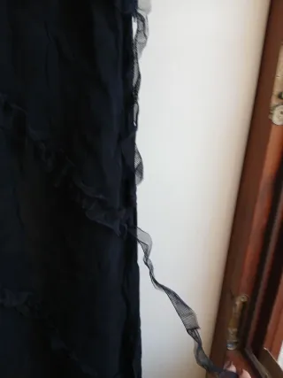 Vestito nero con spalline sottili asimmetrico